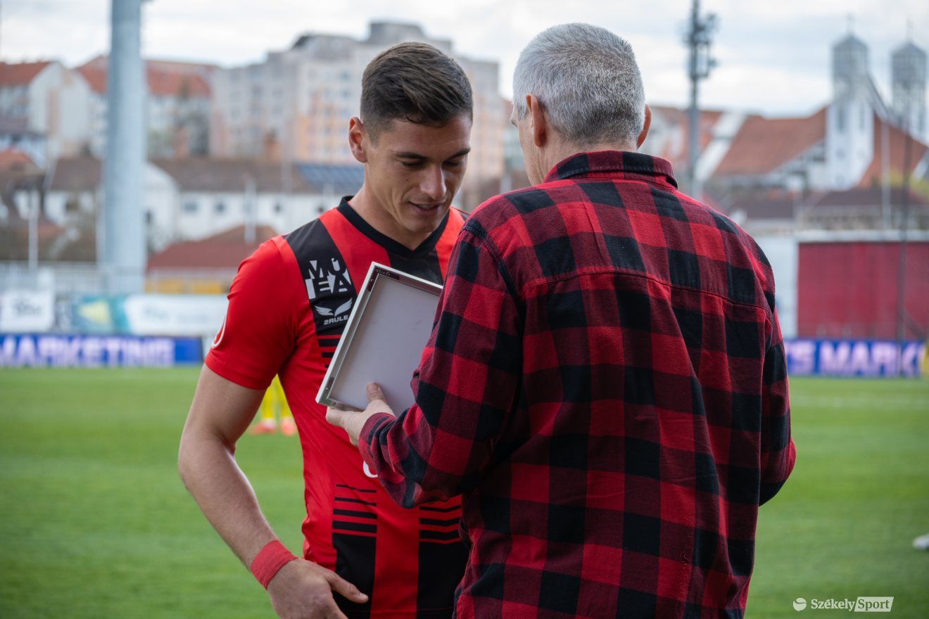 Palmeș veszi át az elsimerést &bullet;  Fotó: Borbély Fanni