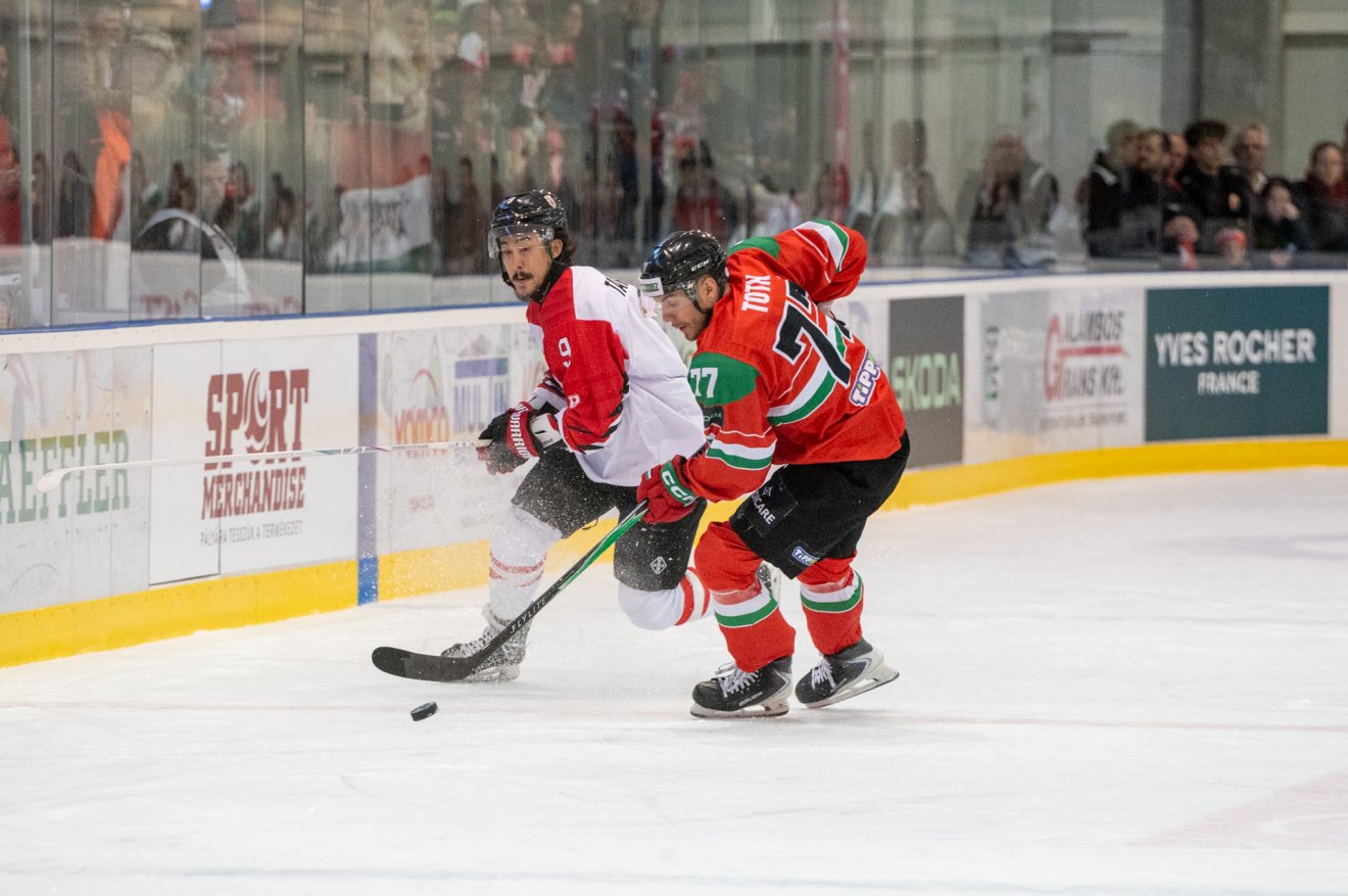 Szombathelyen a Japán férfi jégkorong-válogatott szoros mérkőzésen legyőzte a magyar együttest. Az ázsiai csapat a lengyelországi Sosnowiecben rendezendő divízió I/A jelű világbajnokságra készül &bullet;  Fotó: Fotók: MJSZ / Takács Gergő