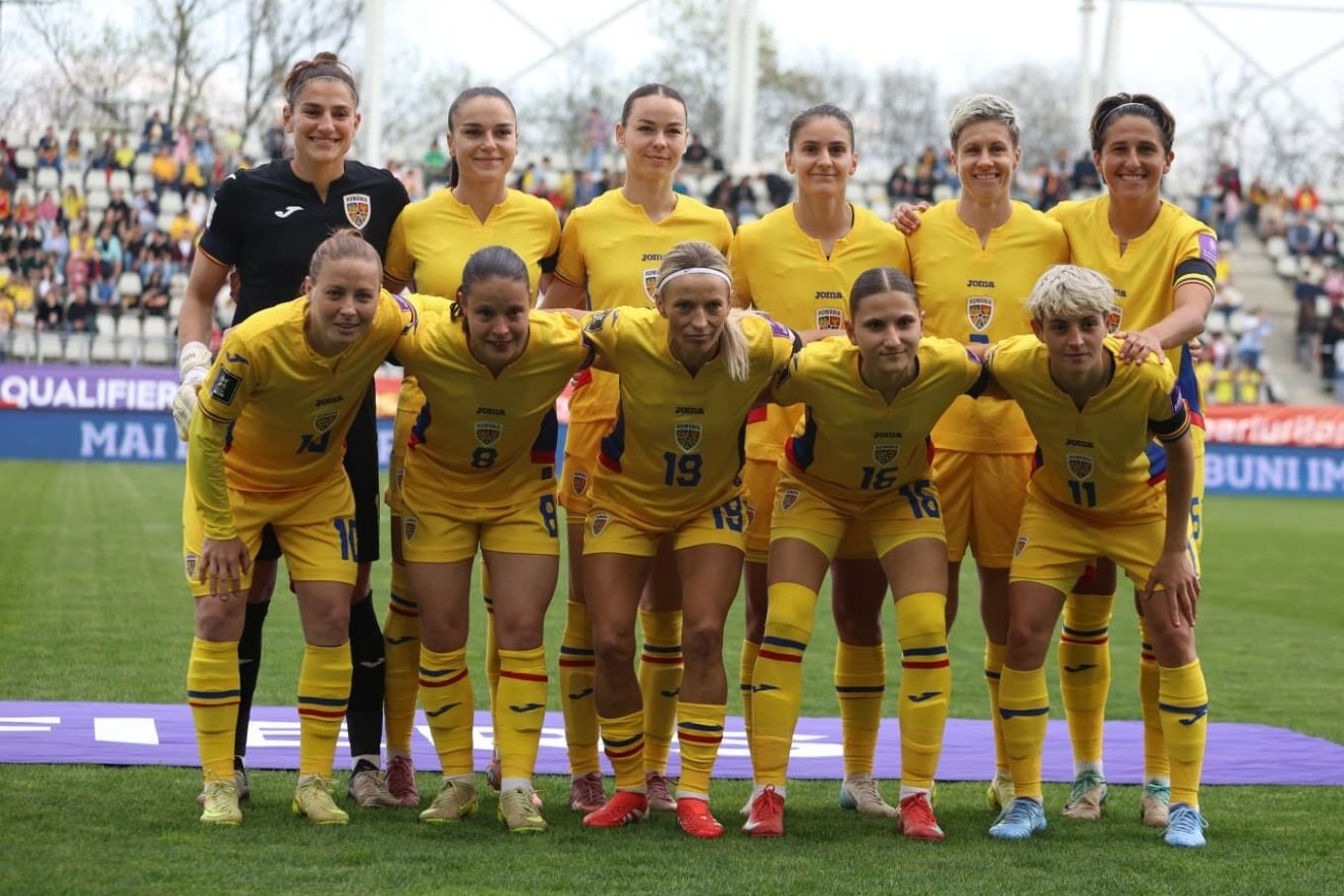 A romániai válogatott kezdőcsapata. A felső sorban balról a második  Vlădulescu, mellette Geréd Erika &bullet;  Fotó: Román Labdarúgó-szövetség (FRF)