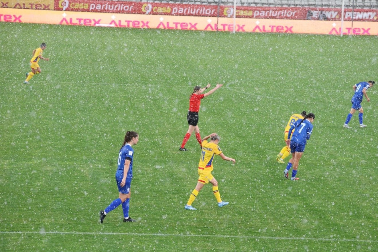 A 20. percben jégeső miatt félbeszakadt a találkozó &bullet;  Fotó: Román Labdarúgó-szövetség (FRF)