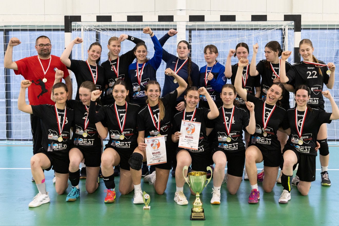 A csíkszeredai bajnokcsapat, Balról Szabó Előd, a csapat edzője &bullet;  Fotó: Halmágyi Zsolt