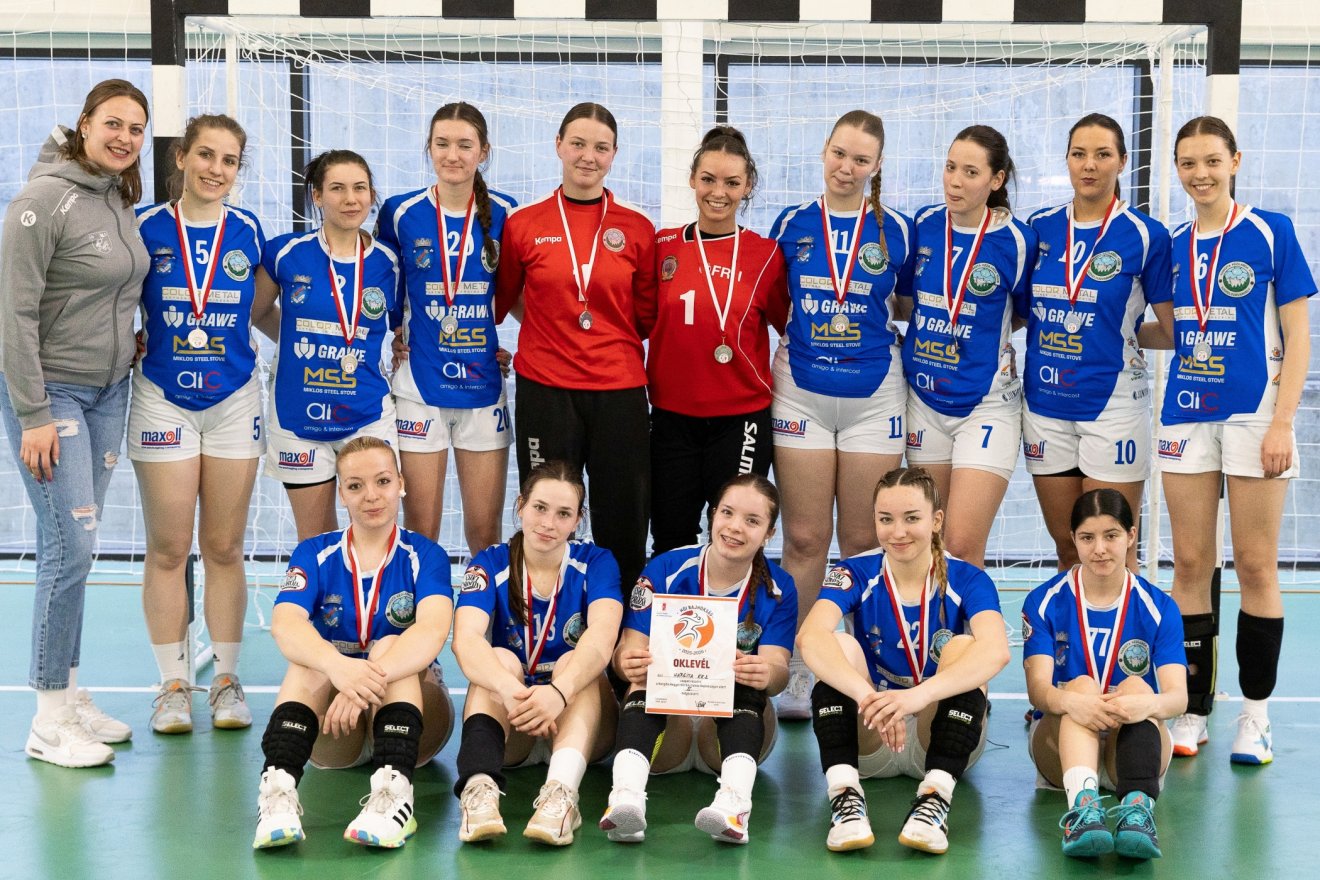 A Székelyudvarhelyi Hargita KK fiókcsapata. Balról Lukács Erika edző &bullet;  Fotó: Halmágyi Zsolt