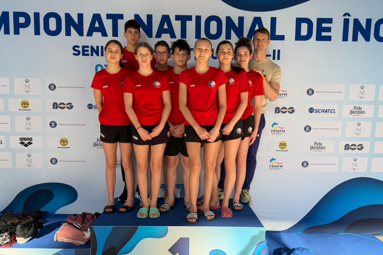 A VSK Csíkszereda úszócsapata. Jobbról  Orbán-Trandafir Norbert edző &bullet;  Fotó: VSK Csíkszereda