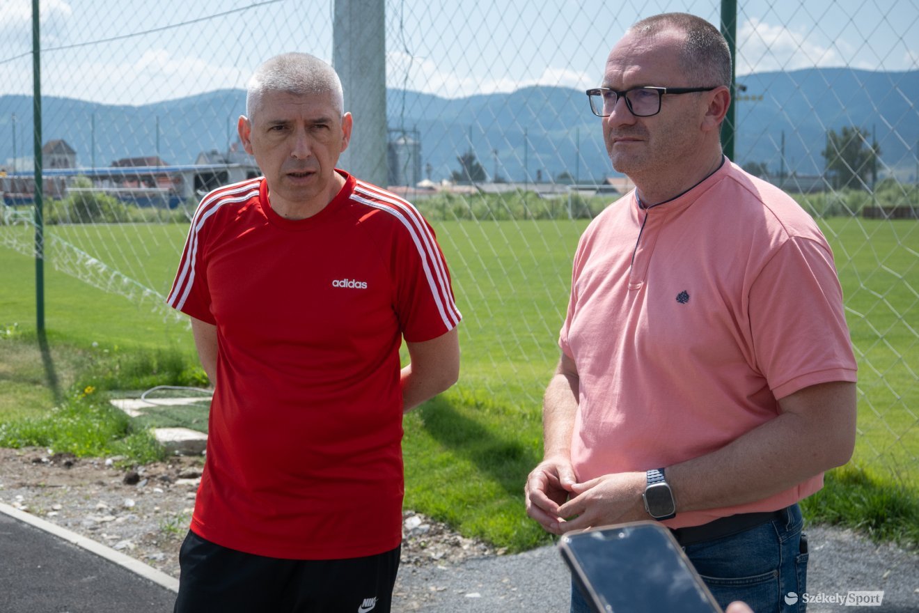 Szondy Zoltán (balról) klubelnök és Korodi Attila polgármester jelentet be a jó hírt a csíkszeredai futók számára • Fotó: Borbély Fanni