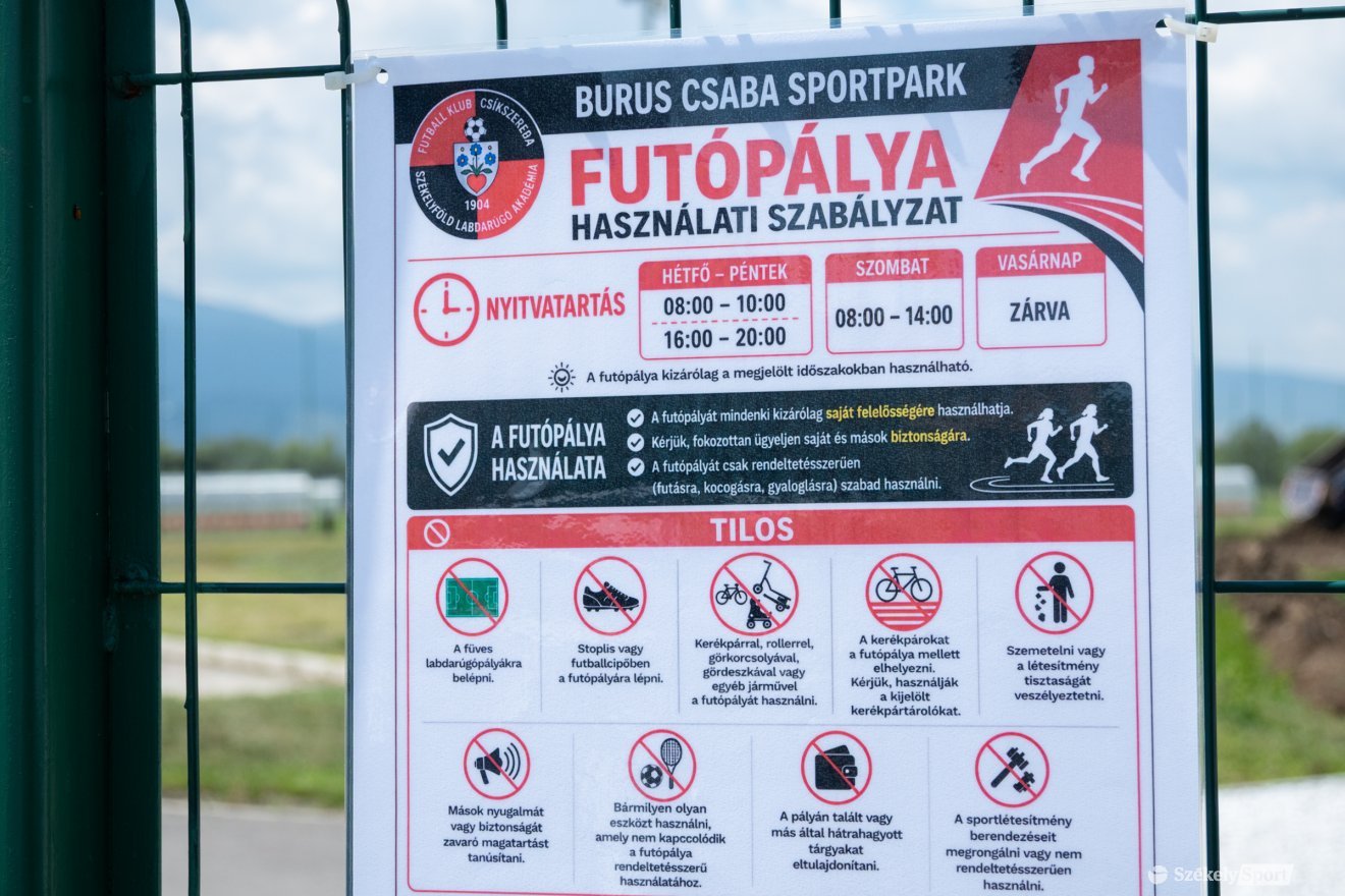 A futópályán érvényes szabályzat a bejárati kapura van kifüggesztve • Fotó: Borbély Fanni