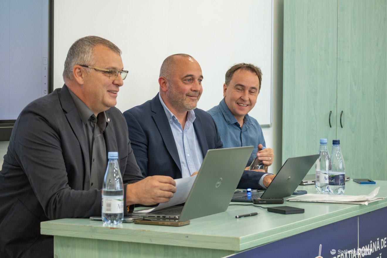 Balról jobbra: Benedek Árpád Csaba, a szövetség főtitkára, Nagy Attila, a Román Jégkorongszövetség elnöke, valamint Miklós Ervin, a szövetség vezetőségi tagja • Fotó: Borbély Fanni