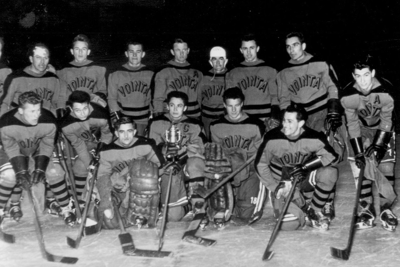 Az 1960-as csíki bajnokcsapat. Felső sor, balról jobbra: Spierer Mihály, Zervesz József, Bálint Attila, Holló Kálmán, Ferencz János, Bálint Ferenc, Holló Kázmér és jobb oldalt André Miklós. Alsó sor, balról jobbra: Varga Dezső, Szabó Gyula, Ioan Purcărea, Szabó Géza, Tasnády György és Takács István. A felvételről hiányzik Csorba Ferenc és id. Sprencz Pál edző &bullet;  Fotó: Takács István gyűjteményéből