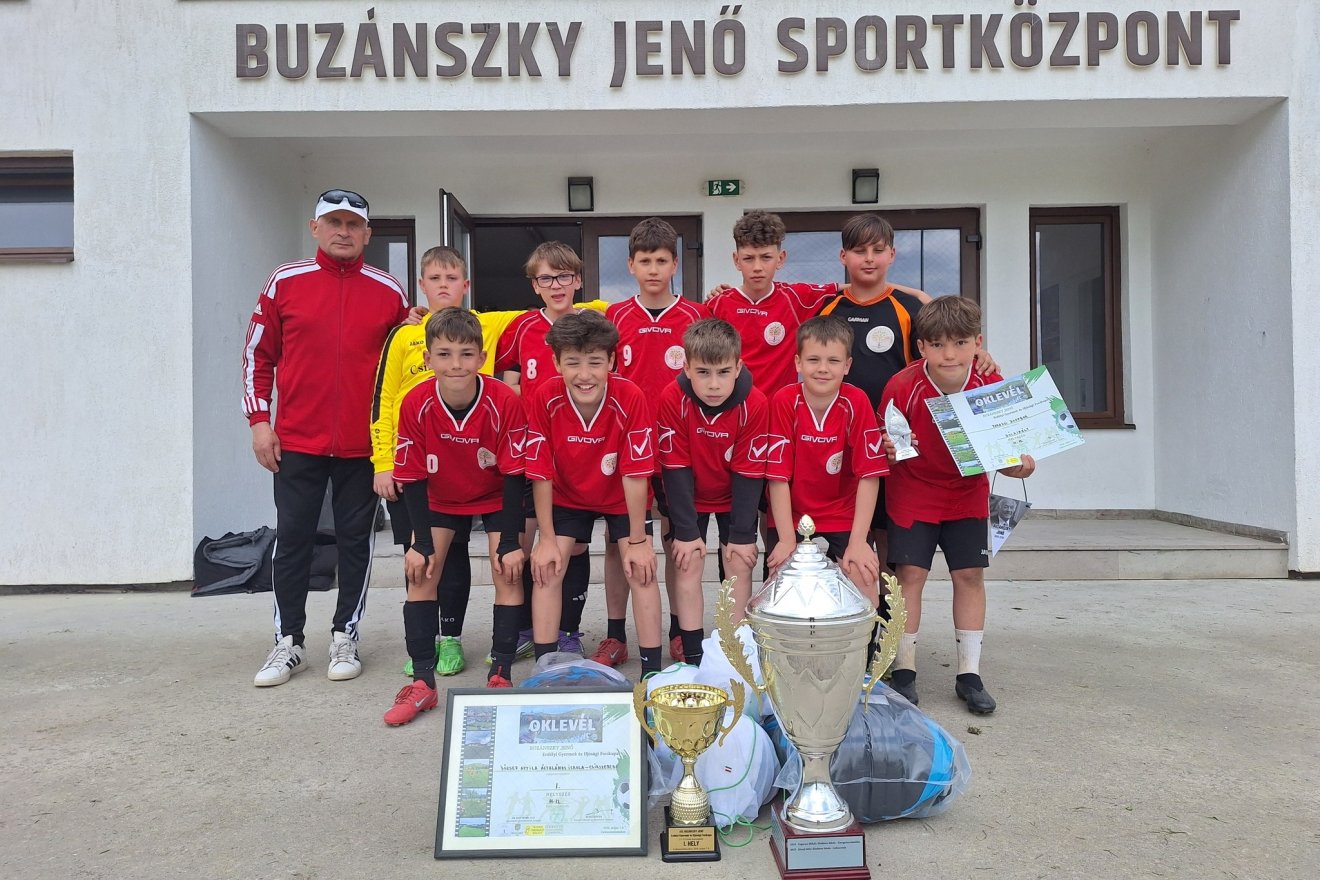 Fekete Gyula testnevelő tanár és a csíkszeredai József Attila iskola csapata • Fotó: facebook/ Buzánszky Jenő Erdélyi Gyermek és Ifjúsági Focikupa