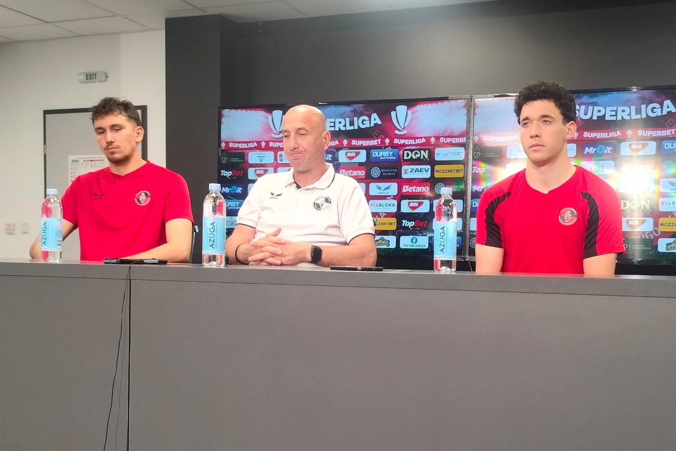 Sajtótájékoztató az FK Csíkszeredánál. Balról jobbra: Simon Máté, Ilyés Róbert és Duszinszky Szabolcs &bullet;  Fotó: Dobos László