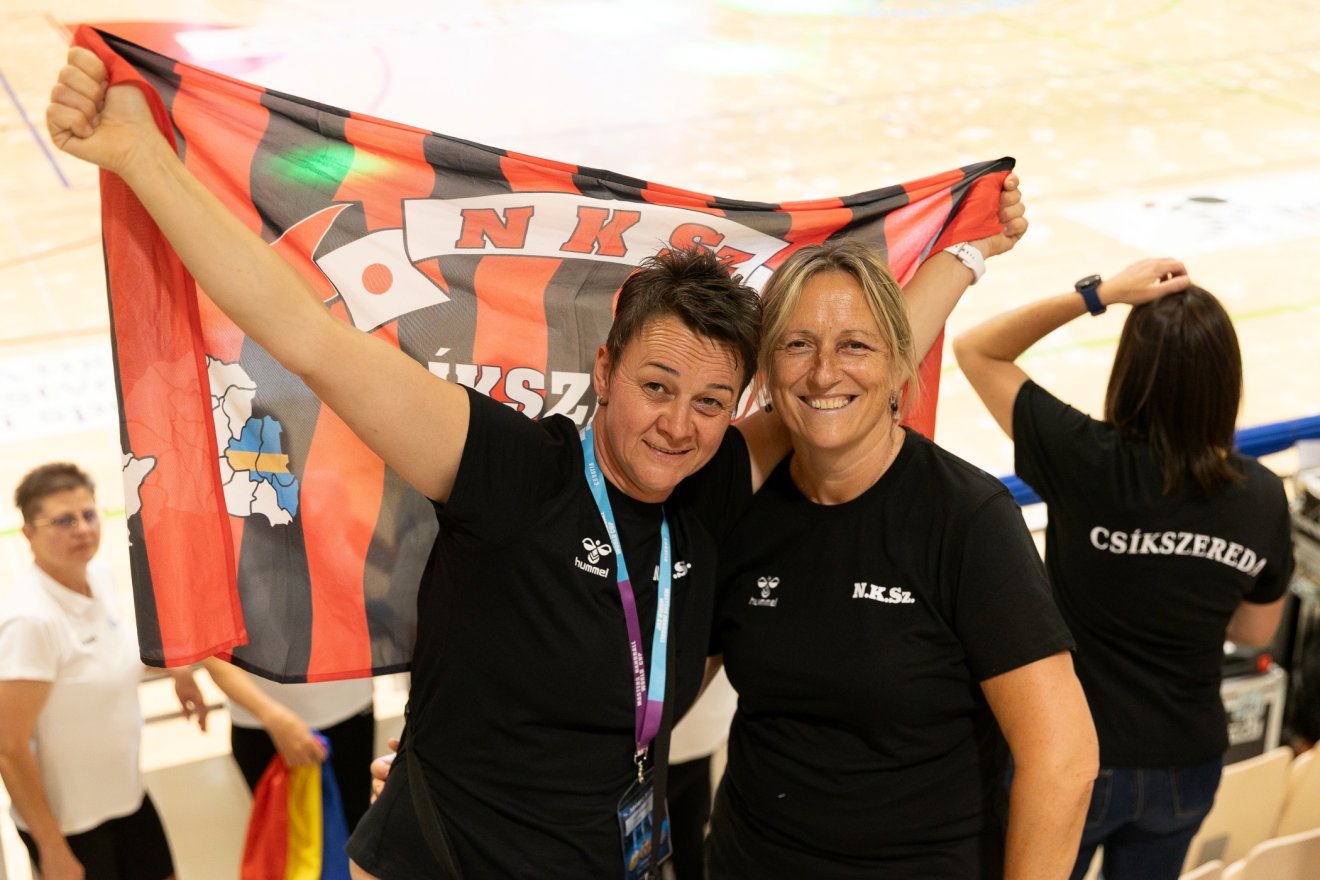 Csíkszereda zászlóval az omiši sportcsarnokban &bullet;  Fotó: Halmágyi Zsolt