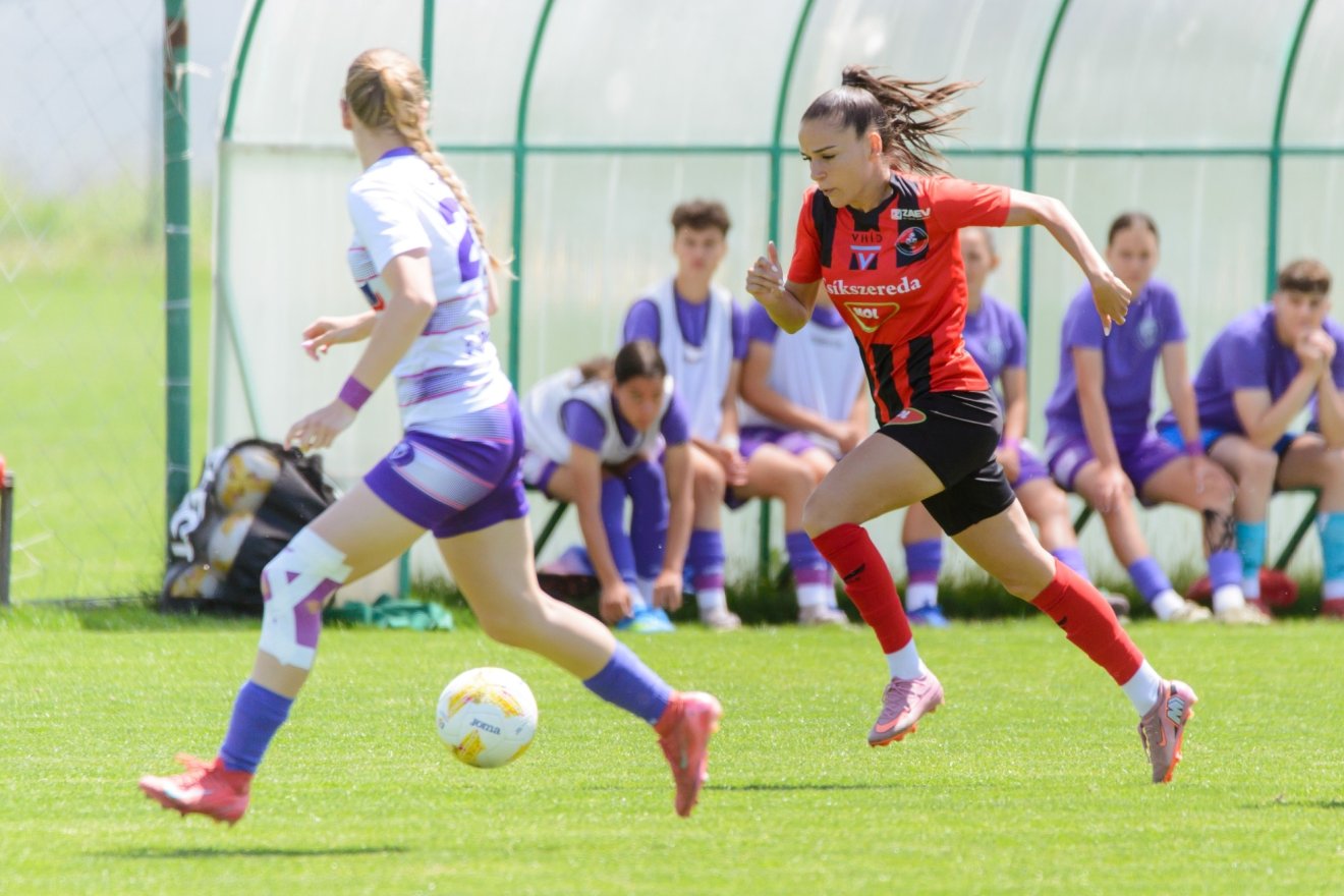 Ana Maria Vădulescu (jobbról, piros-feketében) &bullet;  Fotó: facebook/ FK Csíkszereda