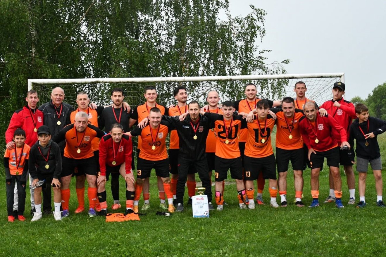 A labdarúgó 6. Liga csíkszéki csoportjának bajnoka, a Lázárfalvi Mohos csapata &bullet;  Fotó: facebook/ Lázárfalvi Mohos