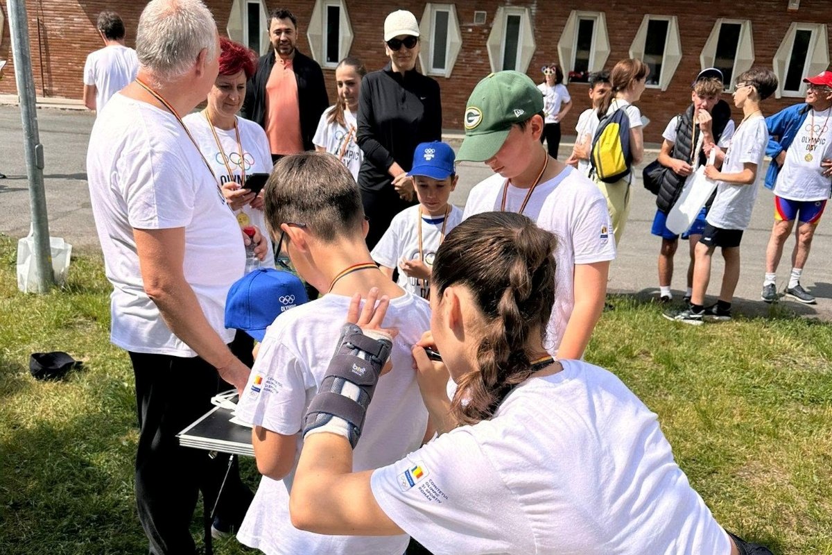 Mandel Kata kérésre autogramokat is osztogatott &bullet;  Fotó: VSK Csíkszereda