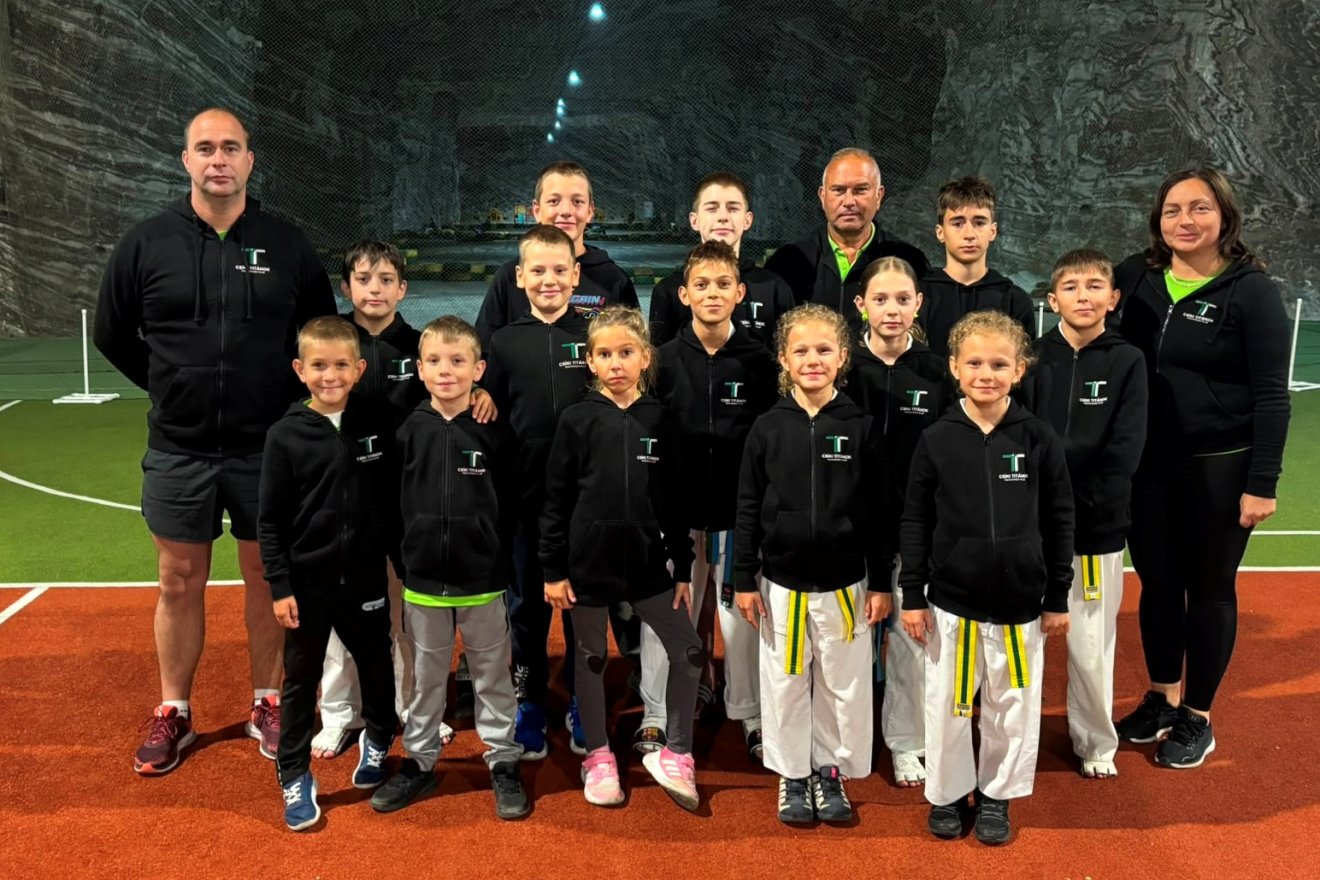 A Csíki Titánok csapata. Balról Dombi Gyula, jobbról Dombi Beáta &bullet;  Fotó: Csíki Titánok