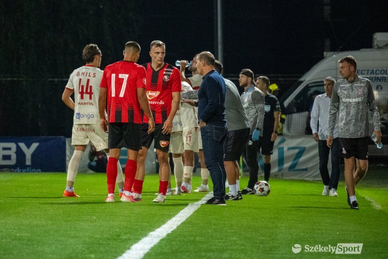 „A szurkolók mindig igazat beszélnek” – Szabó István reagált a távozását követelő hangokra