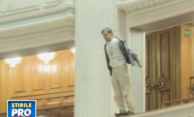 Leugrással tiltakozott egy 41 éves férfi a parlamentben