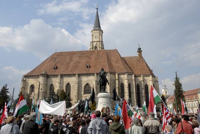 Felavatták Mátyás király restaurált szobrát