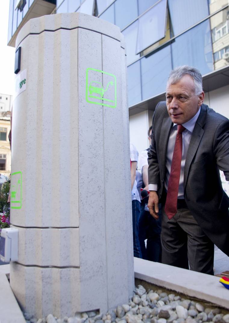 Felavatták az első‭ ‬hazai fejlesztésű‭ ‬elektromosautó-töltő állomást