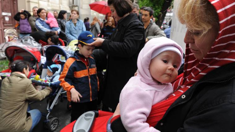 Szennyes pelenkákkal tiltakoztak az édesanyák