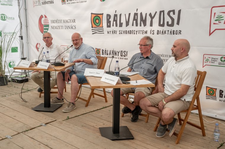 Élénk vita bontakozott ki az RMDSZ és az EMNP politikusai között a kisebbségi törvény kapcsán a Tusványoson