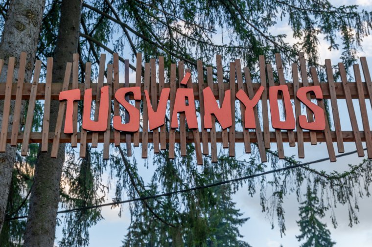 Színházi sátor a Tusványoson: számos színes, izgalmas program a színház-, zene- és cirkuszművészet jeles képviselőivel