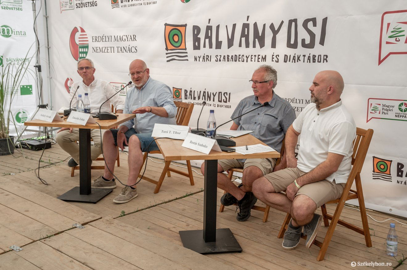 Székely István, az RMDSZ ügyvezető alelnöke, Zakariás Zoltán parlamenti képviselő és Toró T. Tibor, az EMNP ügyvezető elnöke a Rostás Szabolcs, a Krónika vezető szerkesztője által moderált beszélgetésen •  Fotó: Pinti Attila