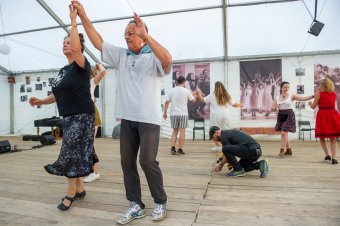 Több tájegység tánca és viselete is fontos szerepet kap a tusványosi Kriza János Csűrben