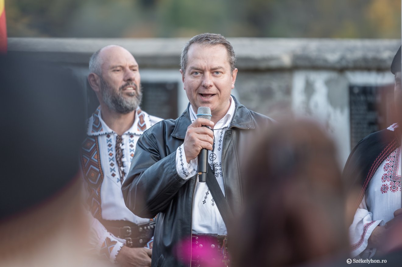 Szolgálatos temetődúló. Ezúttal is Mihai Târnoveanu hívta össze az úzvölgyi megnyilvánulást •  Fotó: Pinti Attila