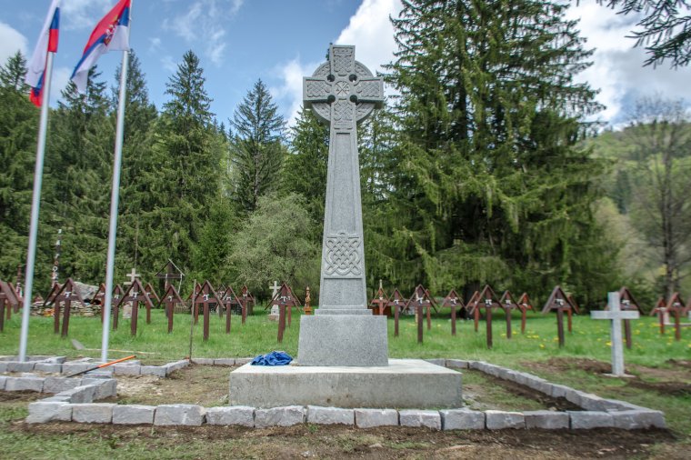 Műemlékké nyilvánítanák az úzvölgyi temetőben elhelyezett betonkereszteket: a kormányfő közbelépését sürgette az RMDSZ elnöke