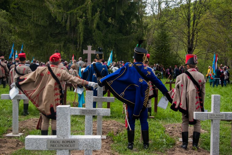Ne bántsd a magyart! – több ezren imádkoztak és tiltakoztak a román temetőfoglalás ellen az úzvölgyi sírkertben