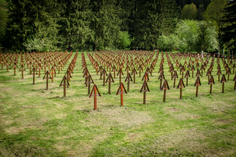Látogatási tilalom az úzvölgyi katonatemetőben – egy hónapra bezárja a sírkertet a csíkszentmártoni önkormányzat