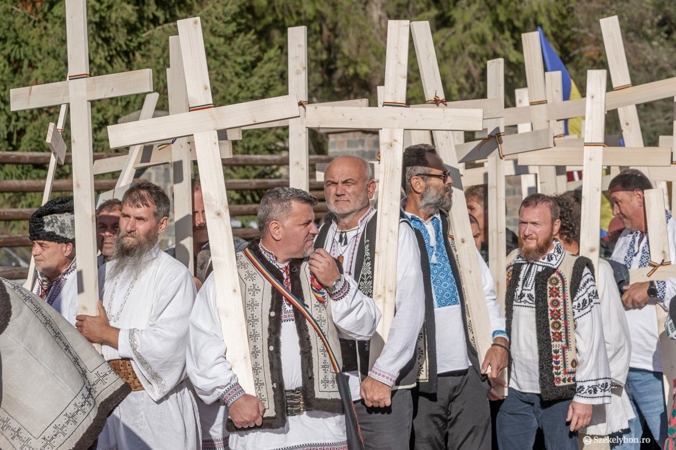 Ha nem lenne elég kereszt. Mintha tudták volna... •  Fotó: Pinti Attila