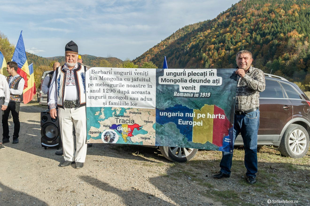 Nevetséges provokáció Úzvölgyében: az október 22-ei román felvonulás elején egy helyesírási és fogalmazási hibáktól hemzsegő molinóval üzentek a magyaroknak •  Fotó: Pinti Attila