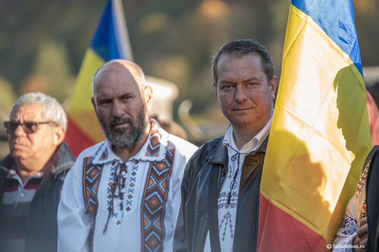 Mihai Tîrnoveanu (jobbról) ismét a katonatemetőbe hívja híveit •  Fotó: Pinti Attila