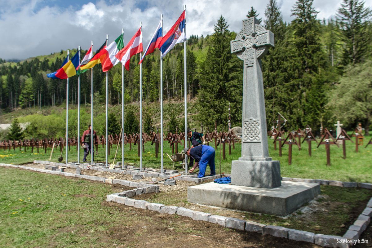 Nincs jogalapja a betonkeresztek és az emlékmű felállításának •  Fotó: Pinti Attila