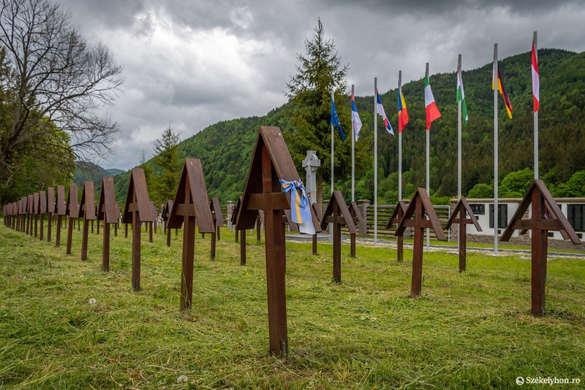 Fa keresztek és beton emlékmű az úzvölgyi katonatemetőben. Feszültséget teremtett a román–magyar viszonyban •  Fotó: Pinti Attila