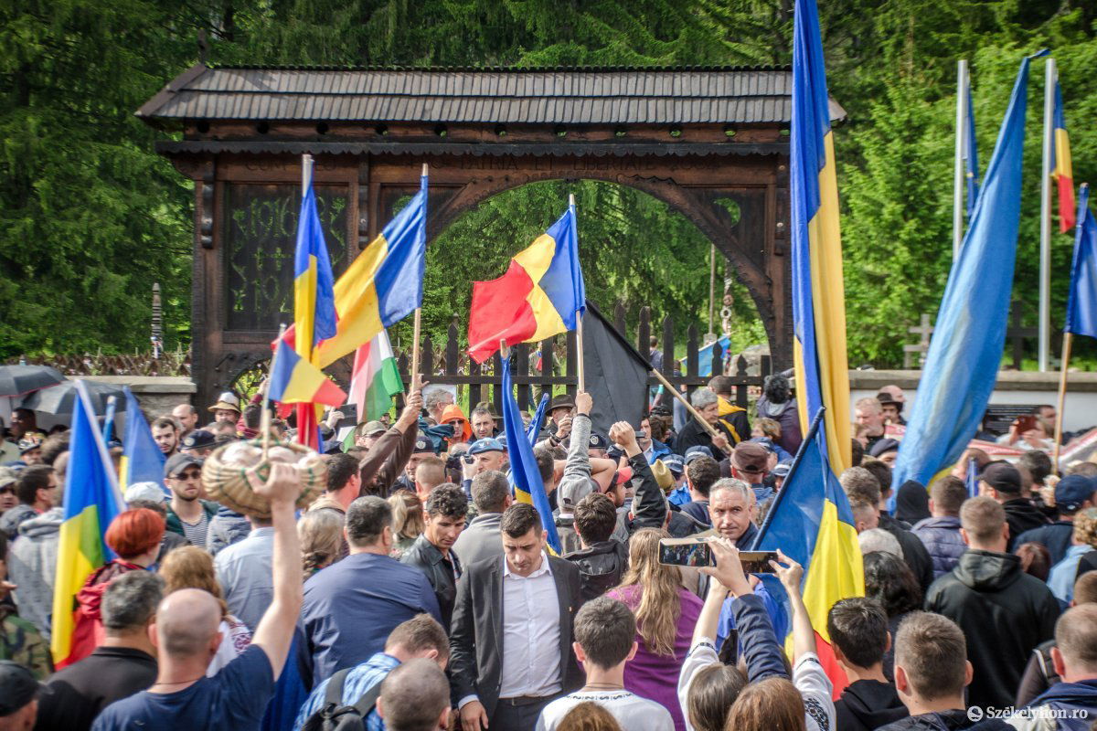 A csendőrök sorfalat állnak az egyre dühösebben bejutni akaró románok és az imádkozó magyarok között. Feszült állapot, nem tarthat sokáig. •  Fotó: Pinti Attila