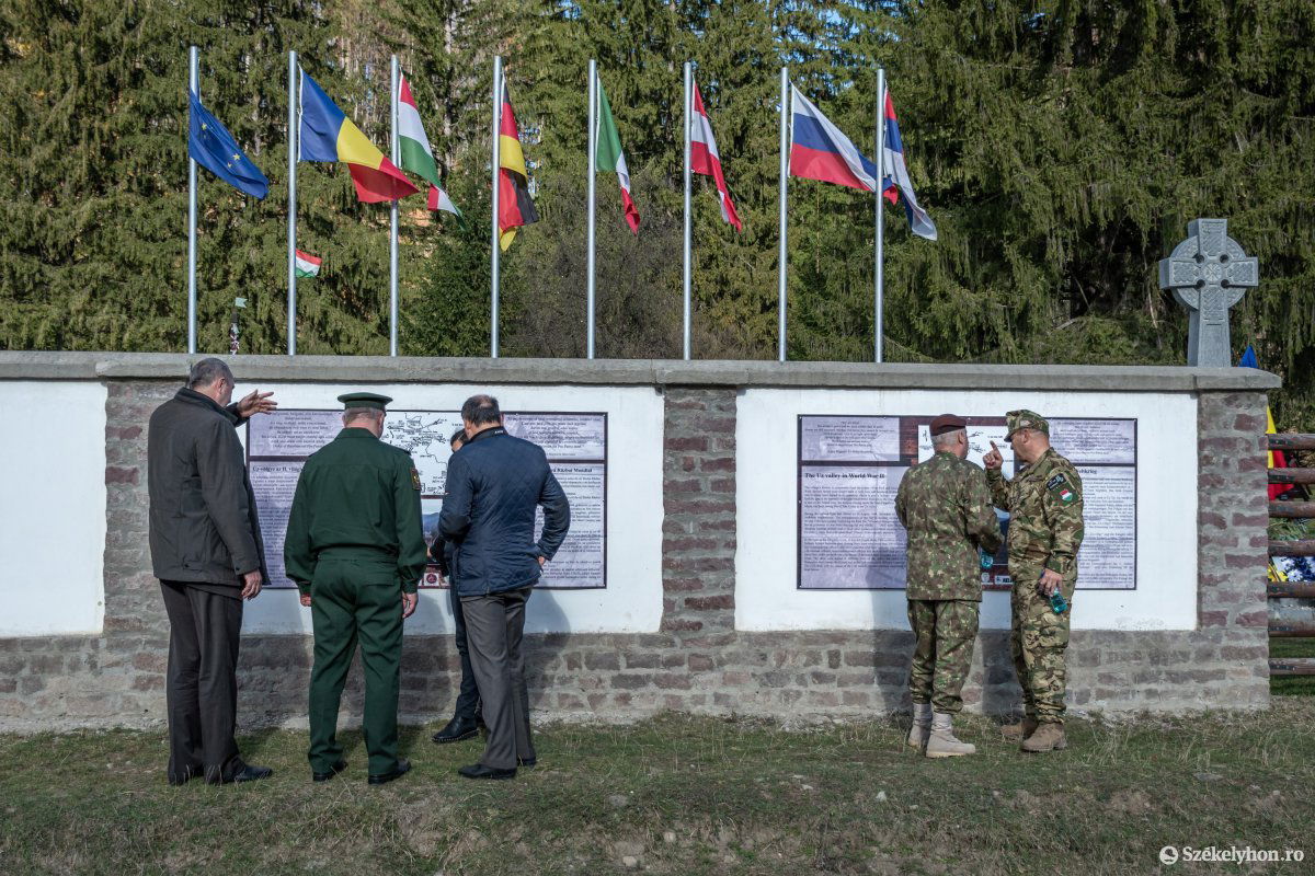 A magyar és a román hadisírgondozásért felelős szervezetek első alkalommal tárgyaltak az úzvölgyi katonatemető ügyében a helyszínen 2019. november 6-án. •  Fotó: Pinti Attila
