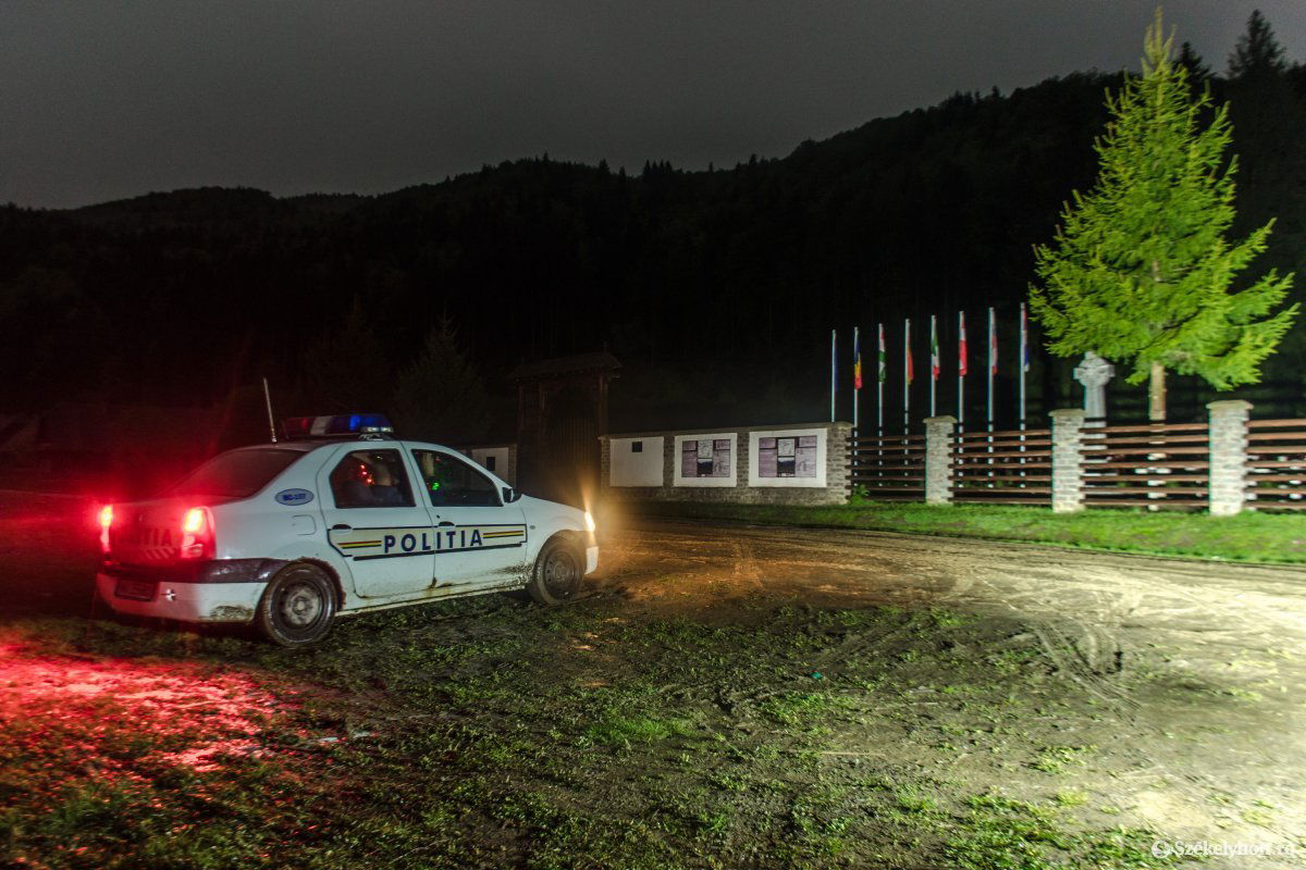 Fóliázás, összetűzés, őrködés. A román hatóságok nem hagyták annyiban a pénteki történéseket •  Fotó: Pinti Attila