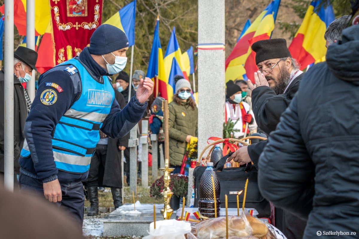 Hiába a többszöri csendőri figyelmeztetés, a pópák közül nem mindenki volt hajlandó betartani a maszkviselési kötelezettséget •  Fotó: Pinti Attila