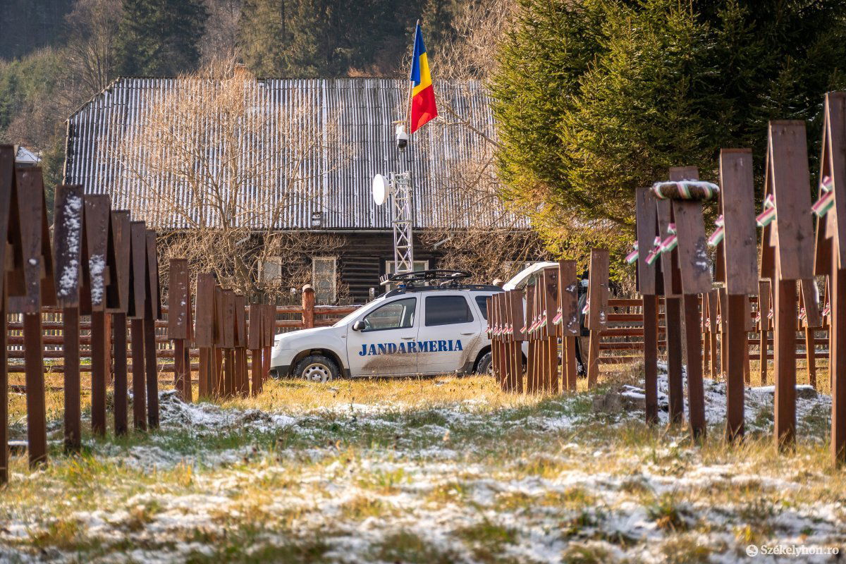 Jelenlét. A csendőrök több megfigyelőállomásról „pásztázták” a sírkertnél megjelenteket •  Fotó: Pinti Attila
