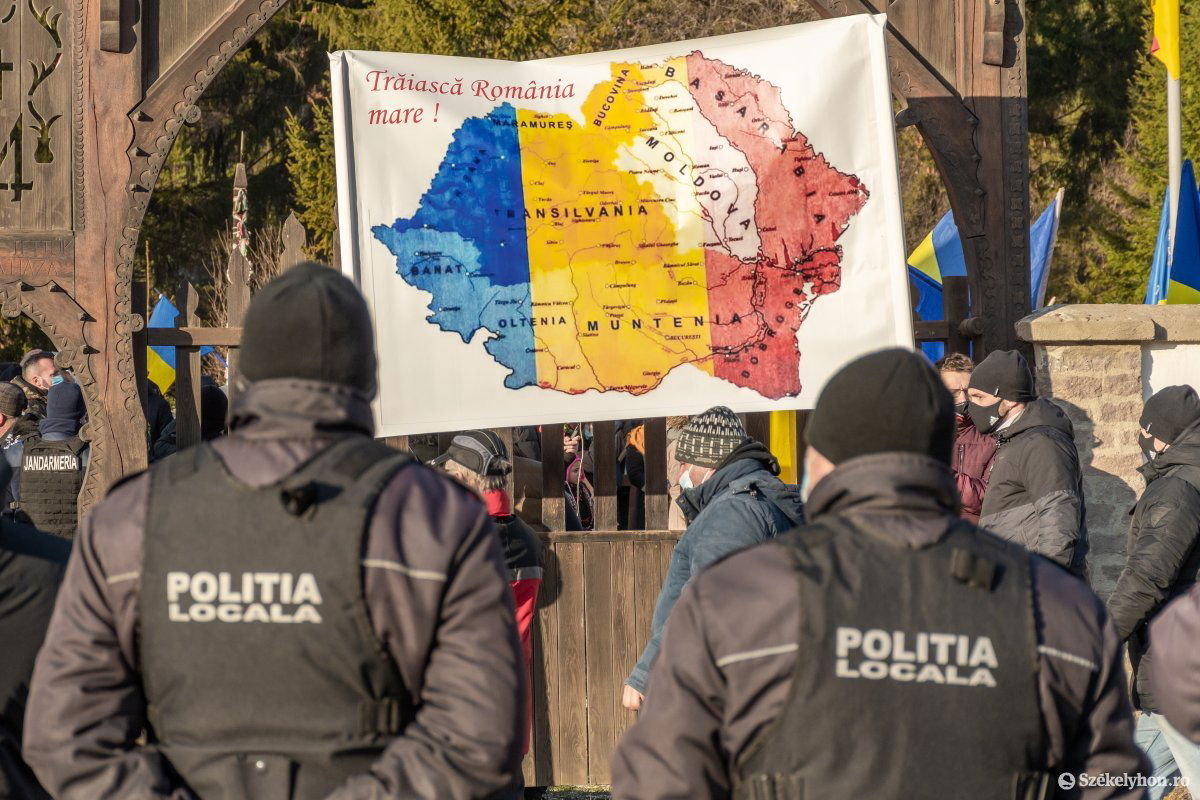 Nagy-Románia-térkép 2020. december 1-jén a haditemetőnél. Fontos megmutatni. •  Fotó: Pinti Attila