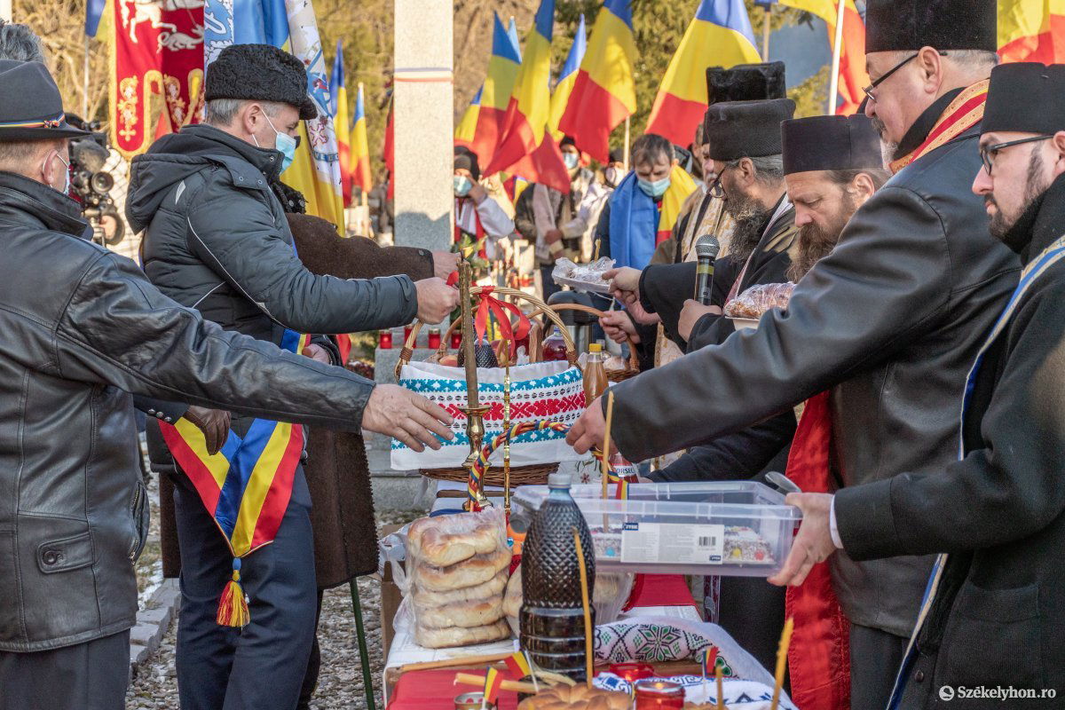 Vendéglátás a 2020. december elsejei ünnepségen. Őszről télre fordul a járványhullám. •  Fotó: Pinti Attila
