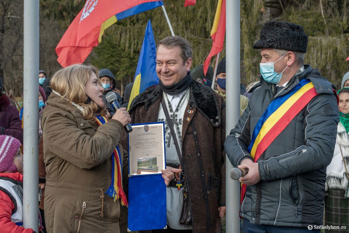 Az október 25-én Úzvölgye fiai kitüntetést kapott mojnesti gyermekkórus vezetője most vehette át az emléklapot •  Fotó: Pinti Attila
