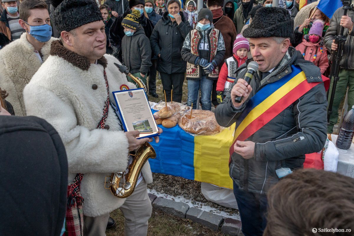 Szintén december 1-jén kapott emléklapot az október 25-ei „fellépéséért” a dobollói folklórcsoport •  Fotó: Pinti Attila