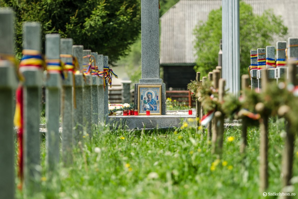 Három éve állnak a betonkeresztek. Egyelőre nem tudni, mi lesz a sorsuk •  Fotó: Pinti Attila