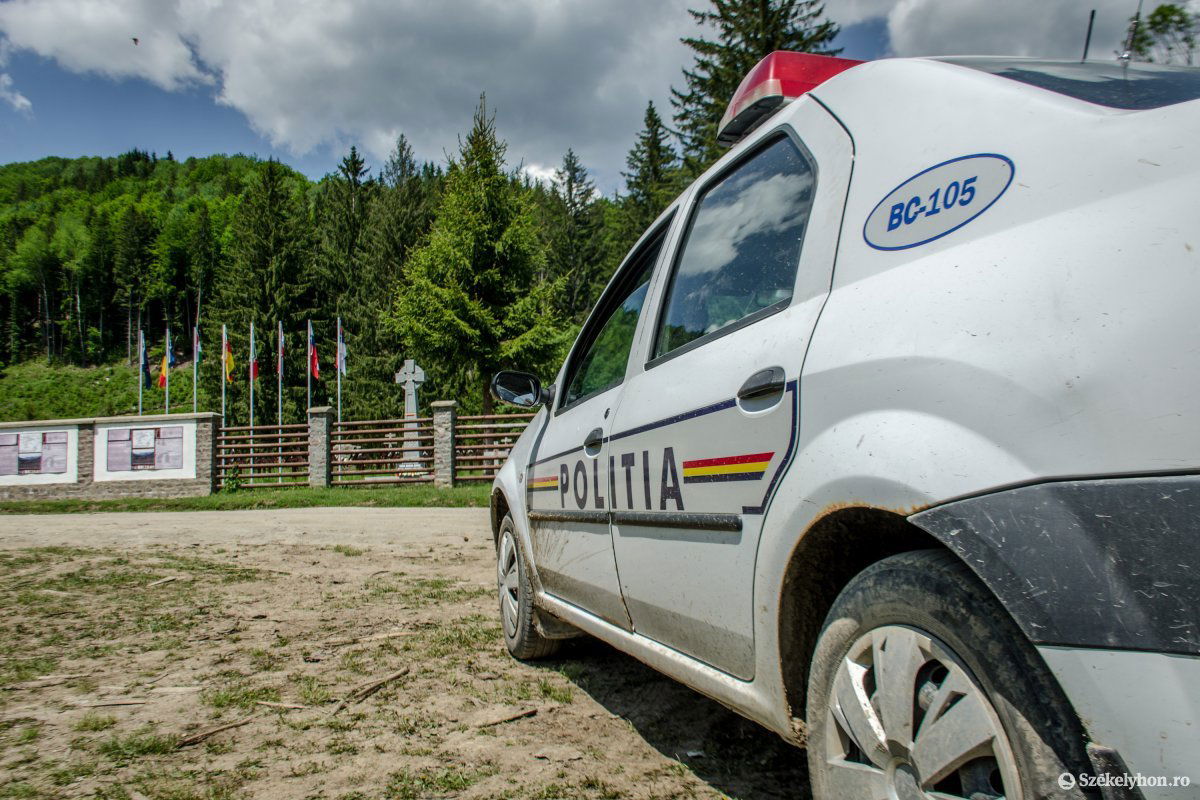 Rendőrségi jelenlét Úzvölgyében a lakatolás idején. Ma már tudjuk, hogy azóta sokszor kivonultak a hatóságiak. •  Fotó: Pinti Attila