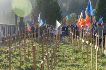 A budapesti román nagykövettel egyeztetett az úzvölgyi katonatemető ügyében a magyar külügyi tárca államtitkára