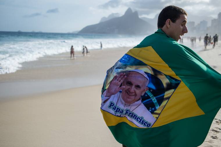 Futballedzés a pápával a Copacabanán