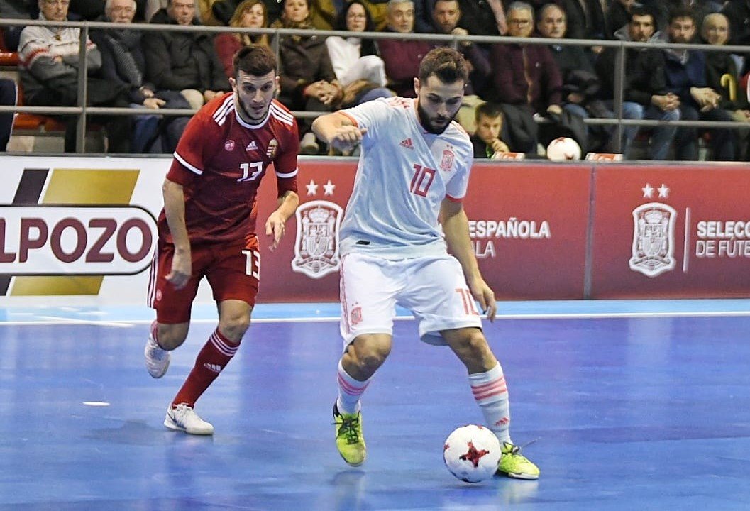 A magyar válogatott Miklós Tamással a pályán nem tudta felvenni a küzdelmet a spanyolokkal &bullet;  Fotó: MLSZ.HU